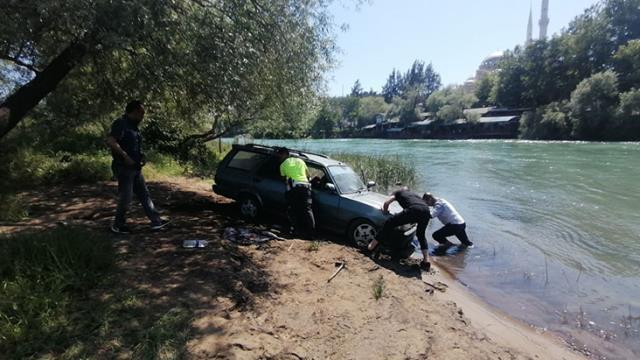 Çamura saplanan araçtaki alkollü şahıs polise drift maceralarını anlattı Çamura saplanan araçtaki alkollü şahıs polise drift maceralarını anlattı
