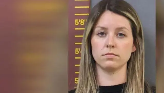 Evinde öğrencisiyle iki kez cinsel ilişkiye giren öğretmeni, aynı okuldaki kocası yakalattı Evinde öğrencisiyle iki kez cinsel ilişkiye giren öğretmeni, aynı okuldaki kocası yakalattı