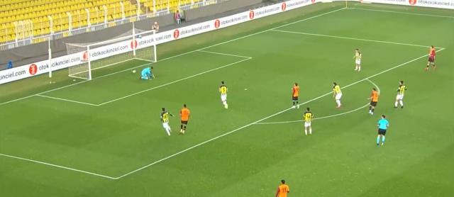 Gençlerin derbisinde kazanan Galatasaray! Herkes Fenerbahçe'nin yediği golü konuşuyor Gençlerin derbisinde kazanan Galatasaray! Herkes Fenerbahçe'nin yediği golü konuşuyor