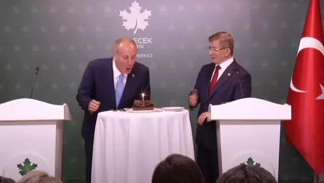 Ortak basın toplantısına damga vuran anlar! Davutoğlu, kameralar önünde İnce'ye pasta kestirdi Ortak basın toplantısına damga vuran anlar! Davutoğlu, kameralar önünde İnce'ye pasta kestirdi