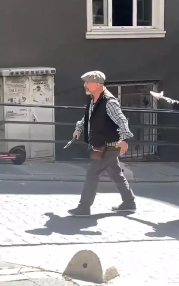 Kadıköy'de sürücü ile kağıt toplayıcı arasında taşlı, çekiçli ve bıçaklı kavga! Ne buldularsa attılar