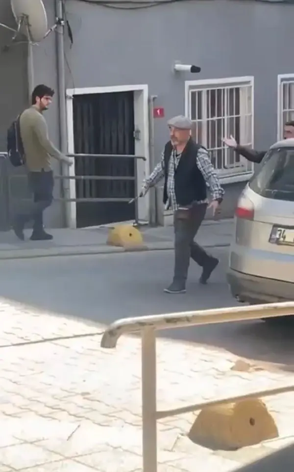 Kadıköy'de sürücü ile kağıt toplayıcı arasında taşlı, çekiçli ve bıçaklı kavga! Ne buldularsa attılar Kadıköy'de sürücü ile kağıt toplayıcı arasında taşlı, çekiçli ve bıçaklı kavga! Ne buldularsa attılar