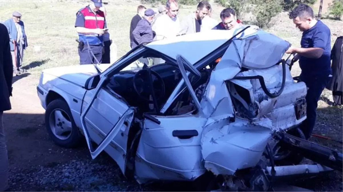 Tırın arkadan çarptığı otomobil kağıt gibi ezildi: 1 ölü, 3 yaralı