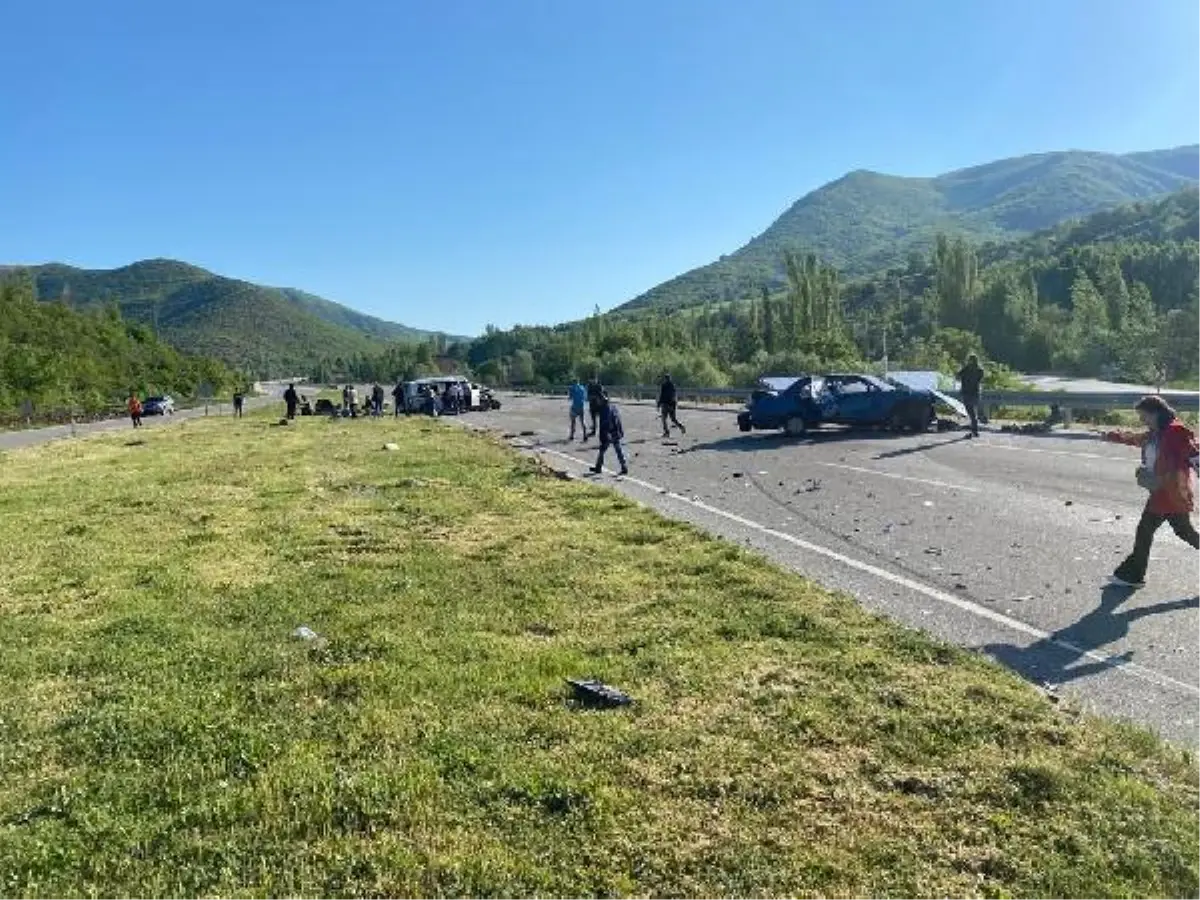 Tokat'ta işçi minibüsü ile otomobil çarpıştı: 2 ölü, 12 yaralı