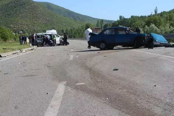 Tokat'ta işçi minibüsü ile otomobil çarpıştı: 2 ölü, 12 yaralı