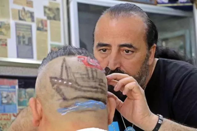 Dünya şampiyonu berberi bile zorladı! Tam 7 saat süren model 19 Mayıs'a selam çaktı Dünya şampiyonu berberi bile zorladı! Tam 7 saat süren model 19 Mayıs'a selam çaktı