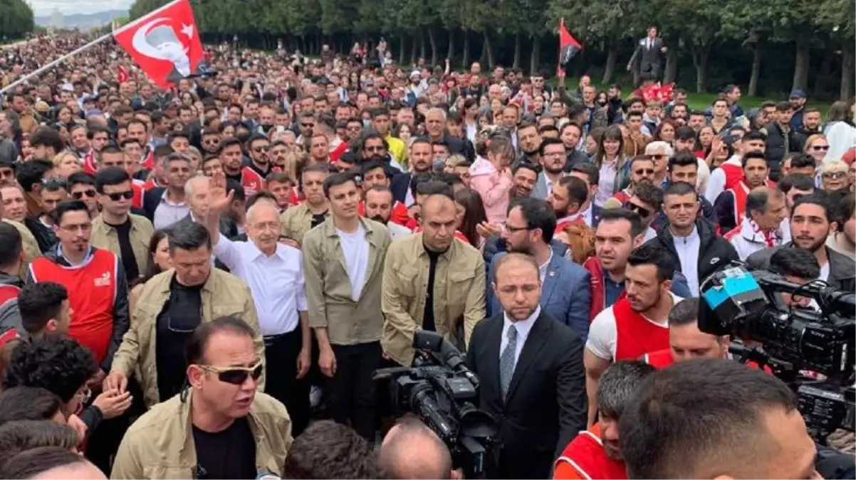 Gençlerle birlikte Anıtkabir'e yürüyen Kılıçdaroğlu: Çeteleri de SADAT'ları da ezerek yolumuza devam edeceğiz