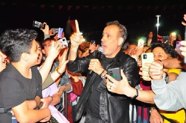 19 Mayıs'ı sahnede kutlayan Haluk Levent, sokak köpeğiyle yere uzanarak şarkı söyledi