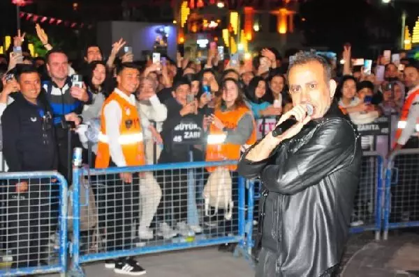 19 Mayıs'ı sahnede kutlayan Haluk Levent, sokak köpeğiyle yere uzanarak şarkı söyledi