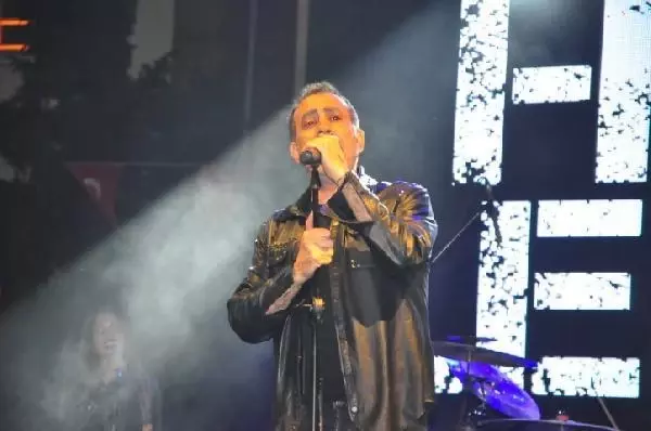 19 Mayıs'ı sahnede kutlayan Haluk Levent, sokak köpeğiyle yere uzanarak şarkı söyledi