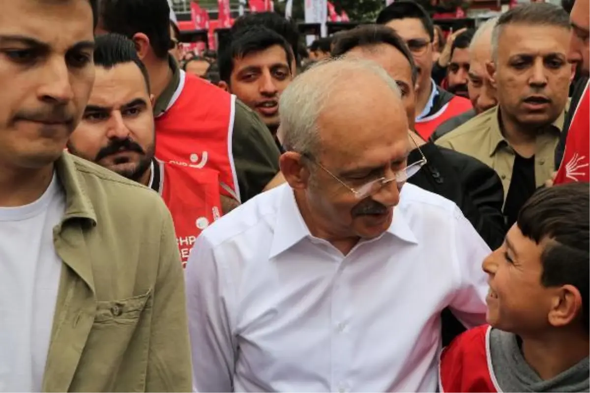 Kılıçdaroğlu, Gençlerle Anıtkabir'e Yürüdü: '84 Milyon Tek Yürek Olarak Türkiye'nin Bağımsızlık ve Özgürlük Mücadelesini Yeniden Yaşatacağız'