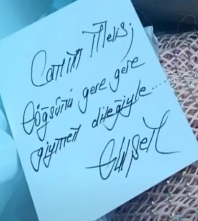 Melis Sezen'e hediye gönderen Gülşen, yazdığı notla eski vekil Ahmet Çakar'a gönderme yaptı: Göğsünü gere gere giy