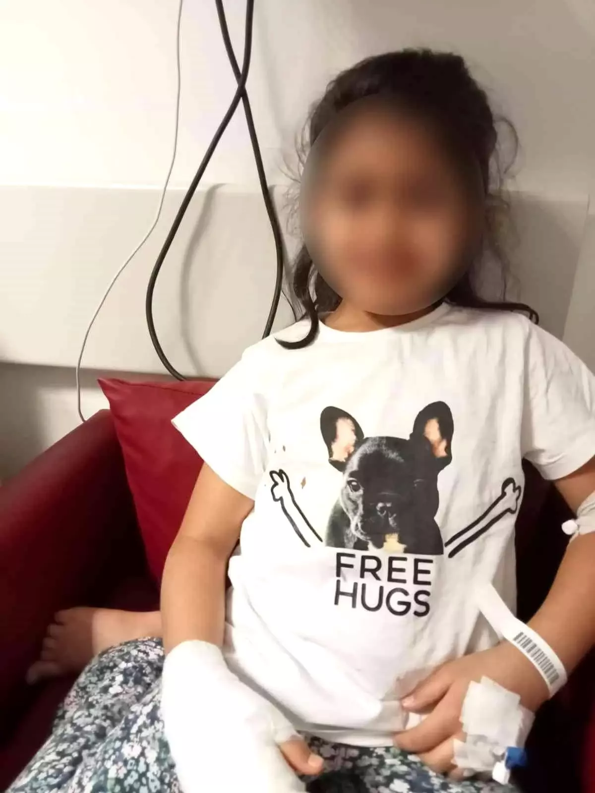 Okulda parmağı sıraya sıkışan küçük Zeynep'in parmağı kesildi