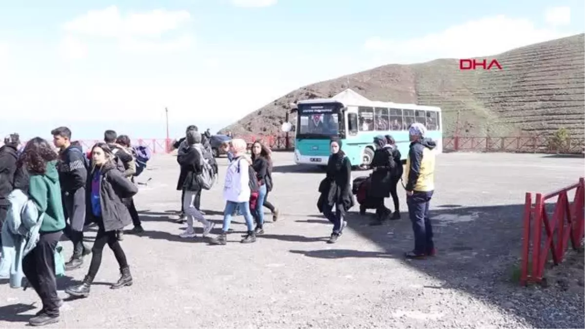 Palandöken'in karlı zirvesinde 19 Mayıs coşkusu