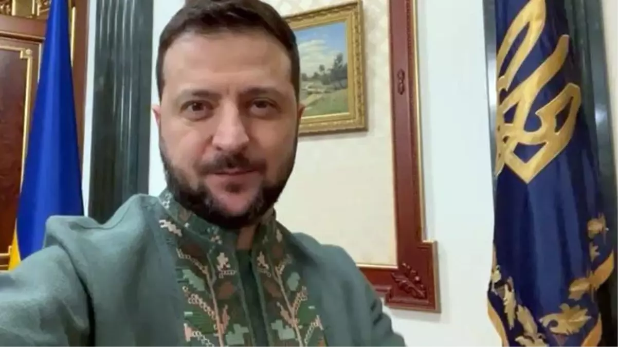 Zelenski, 'Vışıvanka Günü' sebebiyle savaşın başından bu yana giydiği asker tişörtünü çıkarıp işlemeli gömleğini giydi