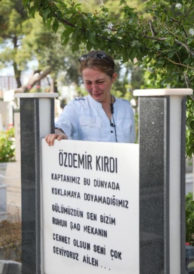 Babasının mezar demirleri çalındı, manzarayı gören evlat hüngür hüngür ağladı