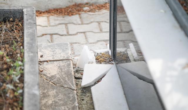 Babasının mezar demirleri çalındı, manzarayı gören evlat hüngür hüngür ağladı