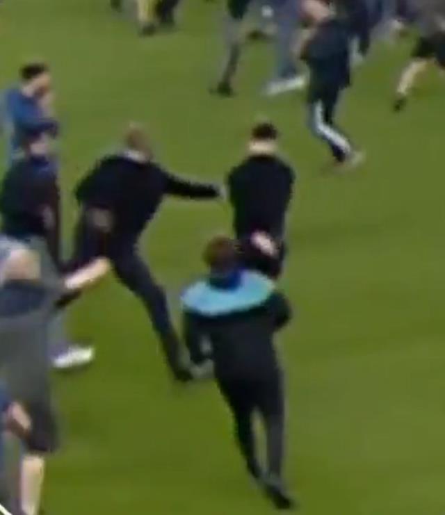 Dünya, Premier Lig'i konuşuyor! Saha savaş alanına döndü, ünlü hoca taraftarı tekmeledi Dünya, Premier Lig'i konuşuyor! Saha savaş alanına döndü, ünlü hoca taraftarı tekmeledi