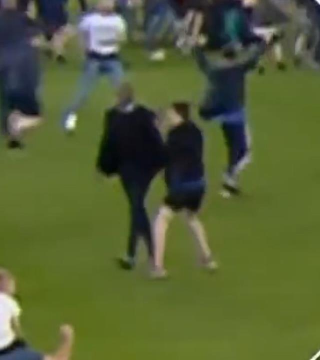 Dünya, Premier Lig'i konuşuyor! Saha savaş alanına döndü, ünlü hoca taraftarı tekmeledi Dünya, Premier Lig'i konuşuyor! Saha savaş alanına döndü, ünlü hoca taraftarı tekmeledi