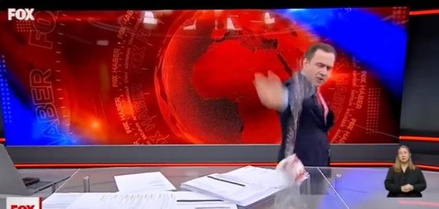 FOX Ana Haber sunucusu Selçuk Tepeli sinirlendi! BARDAĞI FIRLATTI! Selçuk Tepeli neden sinirlendi? FOX Ana Haber sunucusu Selçuk Tepeli sinirlendi! BARDAĞI FIRLATTI! Selçuk Tepeli neden sinirlendi?