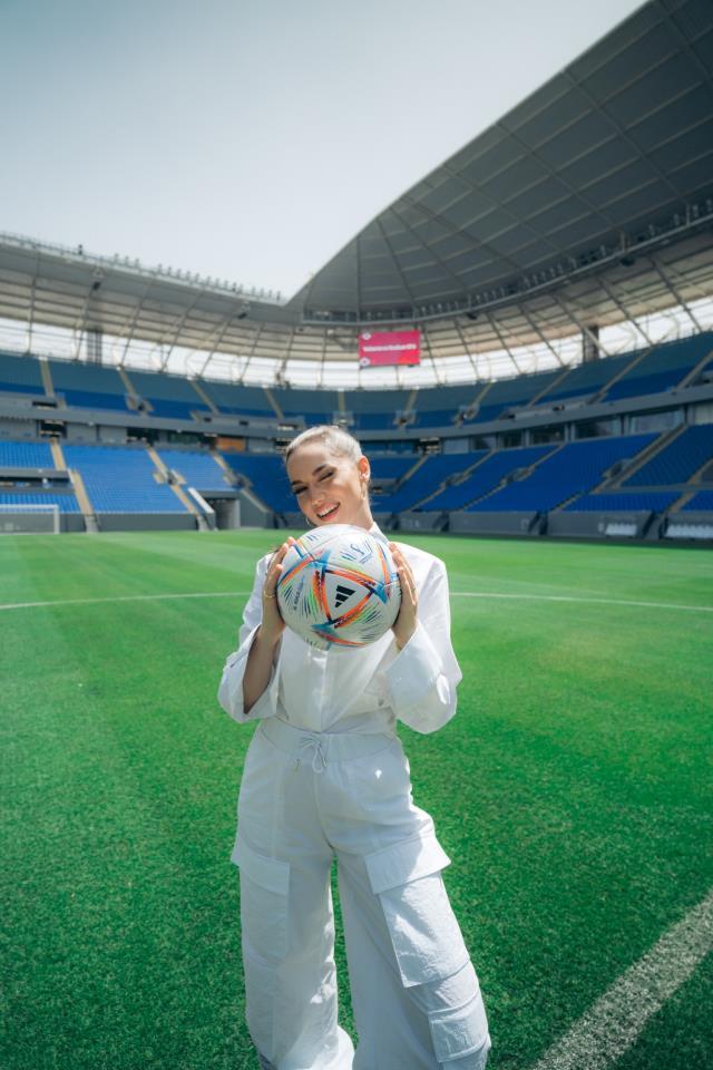 Katar'a davet edilen Fahriye Evcen, stadyumda verdiği pozlarla kendine hayran bırakıyor