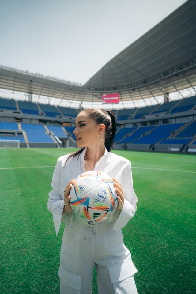 Katar'a davet edilen Fahriye Evcen, stadyumda verdiği pozlarla kendine hayran bırakıyor