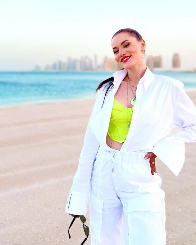 Katar'a davet edilen Fahriye Evcen, stadyumda verdiği pozlarla kendine hayran bırakıyor