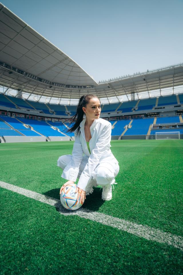 Katar'a davet edilen Fahriye Evcen, stadyumda verdiği pozlarla kendine hayran bırakıyor