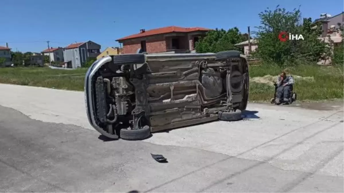 Kavşaktaki kazada otomobil devrildi: 1'i çocuk 2 yaralı