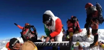 Meksikalı genç dağcı Everest Dağı'nın zirvesinde org çaldı