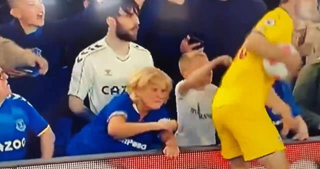 Premier Lig'de olay taciz! Kadın taraftar, yıldız futbolcuya yaptığıyla hayrete düşürdü Premier Lig'de olay taciz! Kadın taraftar, yıldız futbolcuya yaptığıyla hayrete düşürdü