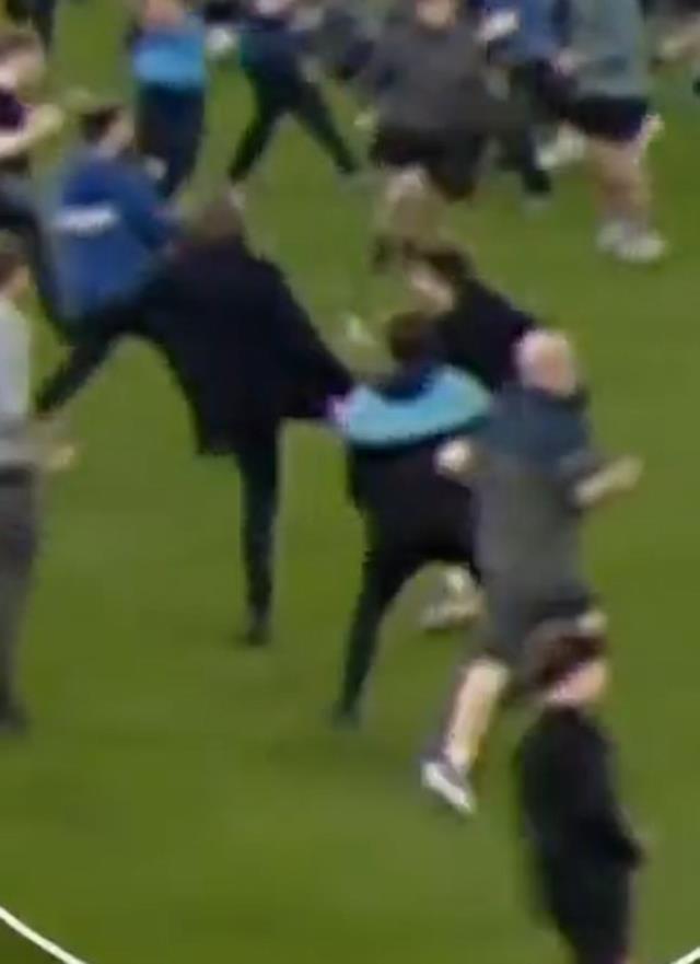 Premier Lig'de tarihi anlar! Saha savaş alanına döndü, dünyaca ünlü hoca taraftarı tekmeledi Premier Lig'de tarihi anlar! Saha savaş alanına döndü, dünyaca ünlü hoca taraftarı tekmeledi