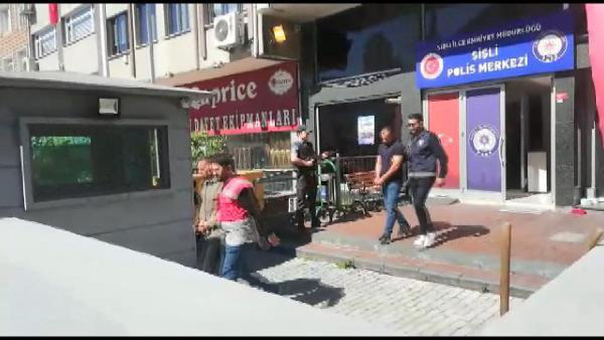 Şişli'de turistlerin 45 bin TL değerindeki paralarını el çabukluğu yöntemiyle çaldıkları iddia edilen iki taksici gözaltında