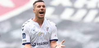 Süper Lig'in eski yıldızı durmuyor! Lukas Podolski yeni sözleşmeye imza attı