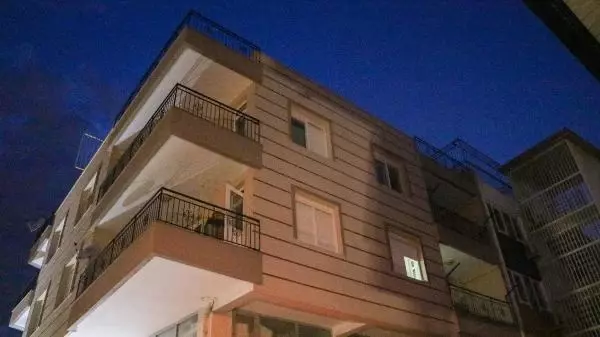 Tahliye kararı tebligatı eline ulaşmayınca eşyalarıyla sokakta kaldı Tahliye kararı tebligatı eline ulaşmayınca eşyalarıyla sokakta kaldı