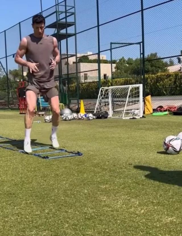 Tatilde bile dur durak bilmiyor! Bayern'in yıldızı antremanlara Antalya'da devam etti Tatilde bile dur durak bilmiyor! Bayern'in yıldızı antremanlara Antalya'da devam etti