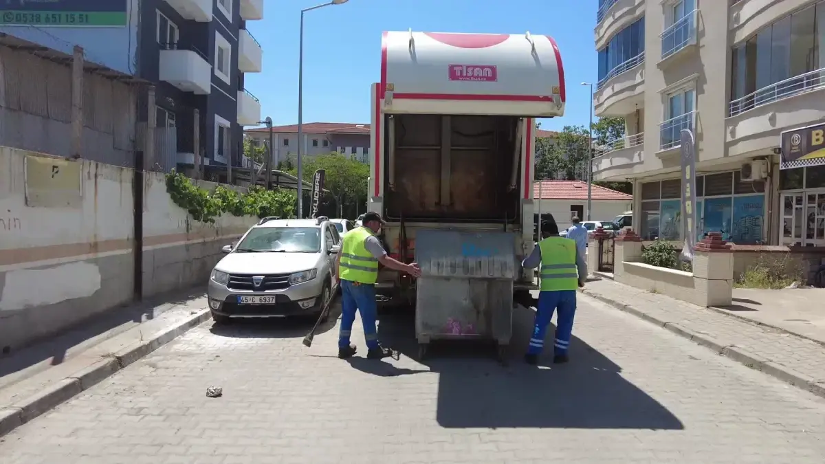 Turgutlu Belediyesi'nden Çöp Konteynerlerine Temizlik