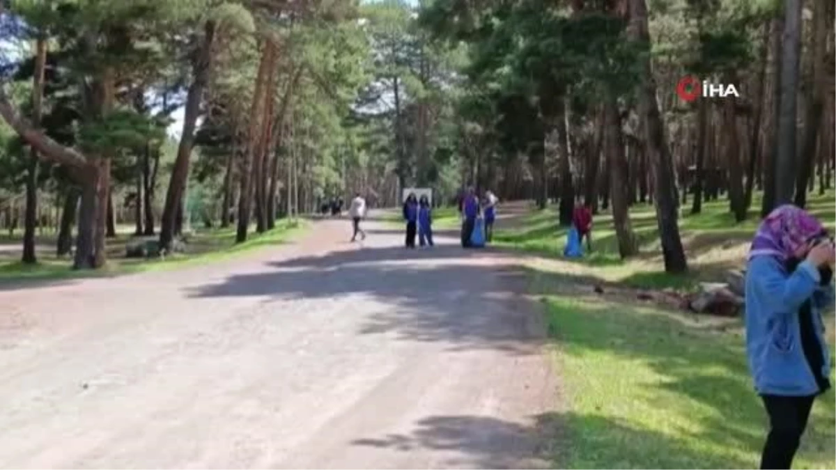 Üniversite öğrencileri, Çamlıçatak Ormanı'nda temizlik yaptı