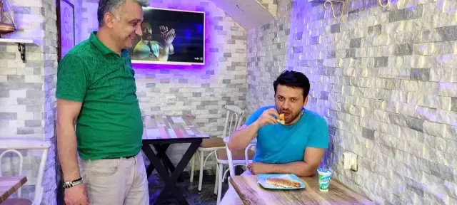 Bu büfede 13 ya da 15 tane tost yiyen para ödemiyor, üstüne altın alıyor