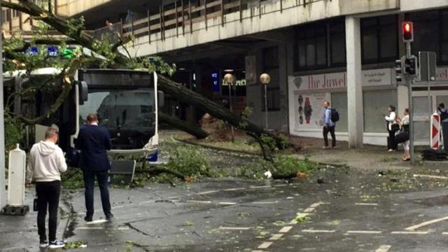 Almanya'nın Kuzey Ren-Vestfalya eyaletinde meydana gelen hortumda 43 kişi yaralandı