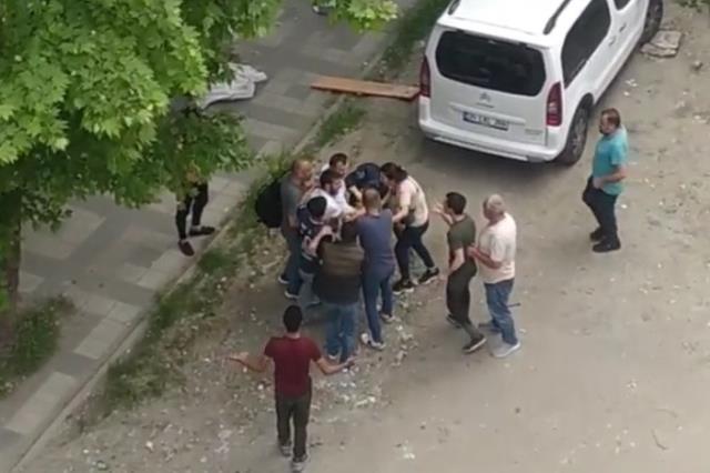 Bağcılar'da kız arkadaşını döven gence engel olmaya çalışan esnafın başına gelmeyen kalmadı Bağcılar'da kız arkadaşını döven gence engel olmaya çalışan esnafın başına gelmeyen kalmadı