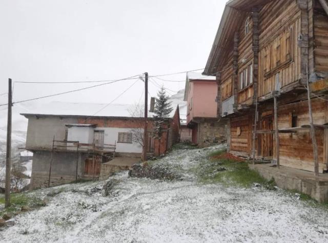 Bayburt Haziran ayına günler kala beyaza büründü Bayburt Haziran ayına günler kala beyaza büründü