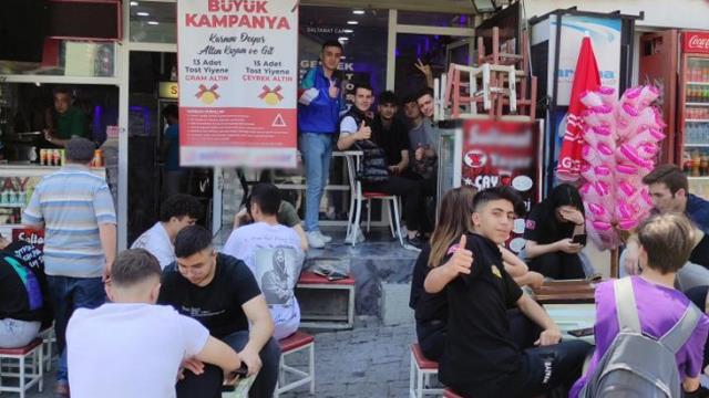 Bu büfede 13 ya da 15 tane tost yiyen para ödemiyor, üstüne altın alıyor