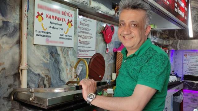 Bu büfede 13 ya da 15 tane tost yiyen para ödemiyor, üstüne altın alıyor