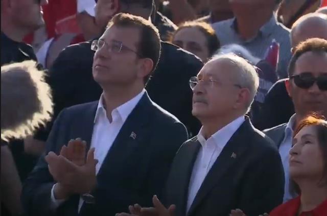 CHP'in İstanbul mitinginden dikkat çeken detay! Kılıçdaroğlu ve İmamoğlu, vatandaşları halkın arasında dinledi