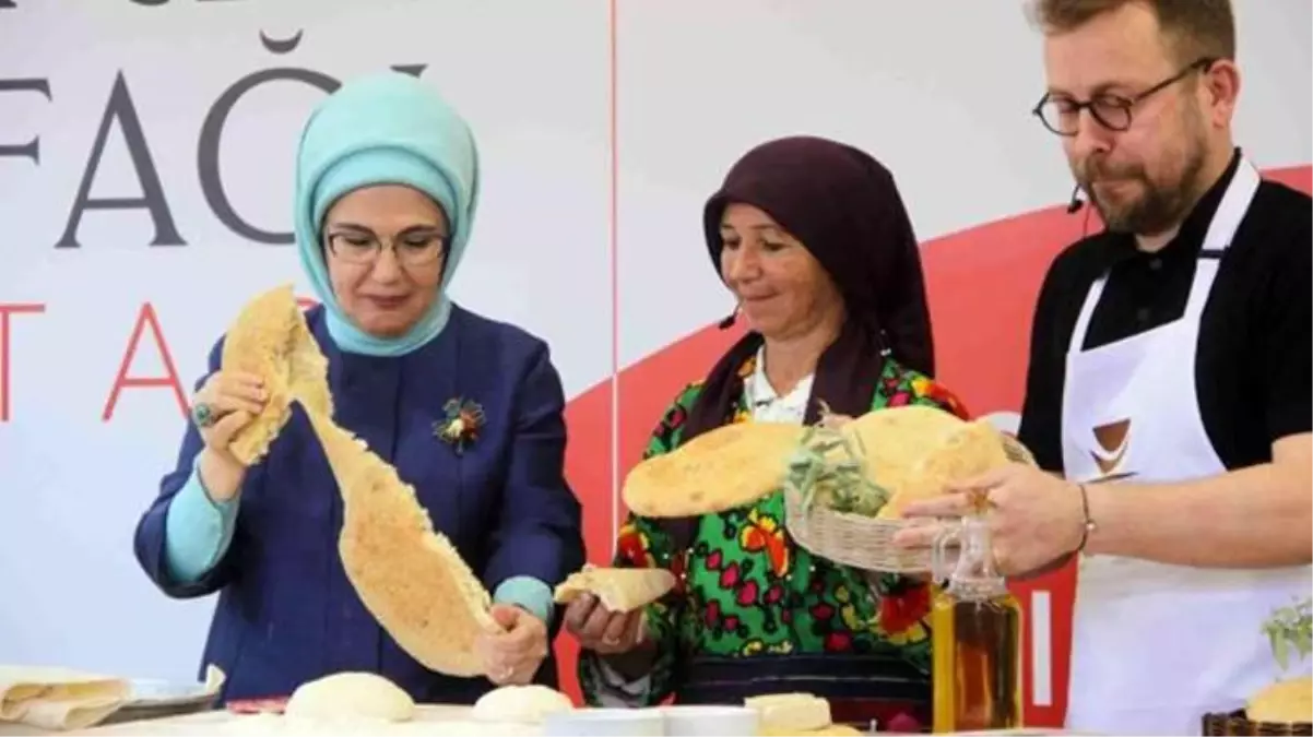 Cumhurbaşkanı Erdoğan'ın eşi Emine Erdoğan yemek yaptı, ustalardan tam not aldı