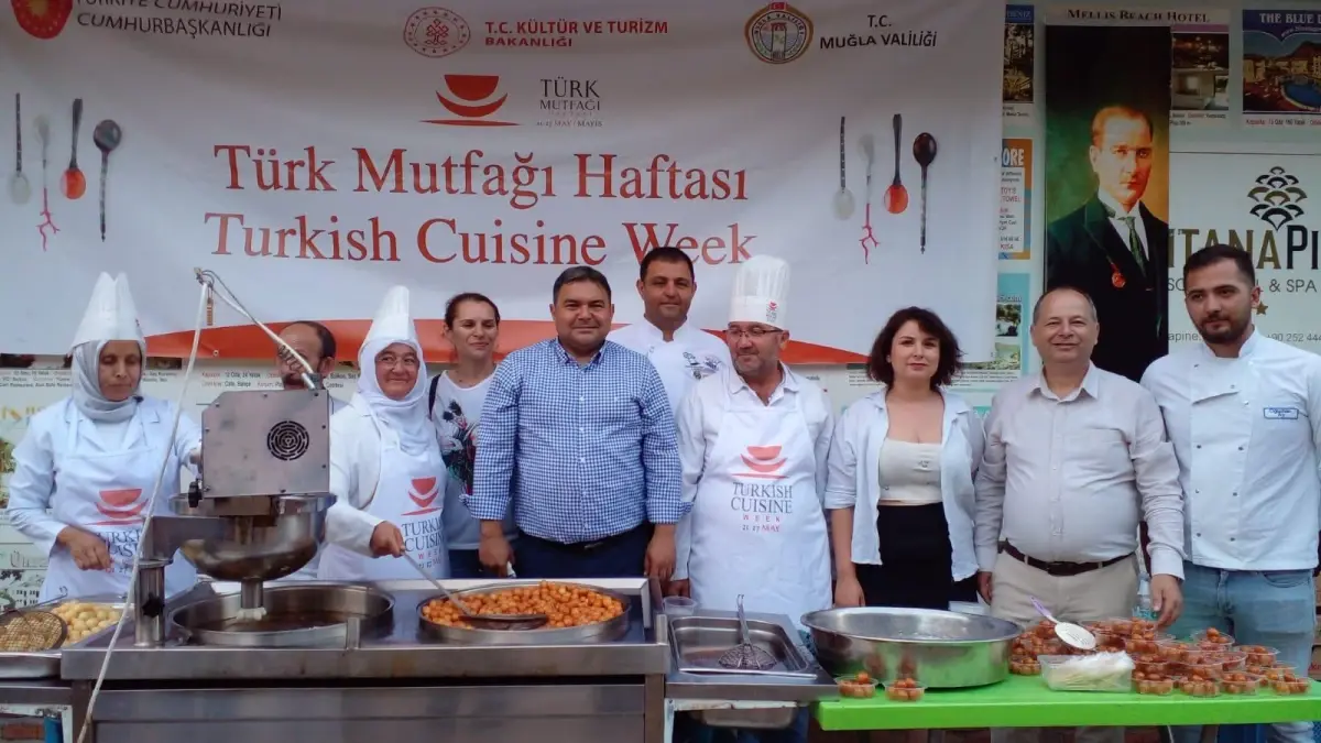 Fethiye'de 'Türk Mutfağı Haftası' açılışında turistlere lokma ve şerbet ikramı