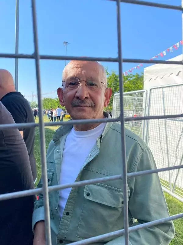 Kılıçdaroğlu'na benzerliği ile dikkat çeken vatandaş mitingde ilgi odağı oldu Kılıçdaroğlu'na benzerliği ile dikkat çeken vatandaş mitingde ilgi odağı oldu