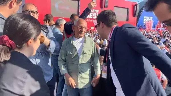 Kılıçdaroğlu'na benzerliği ile dikkat çeken vatandaş mitingde ilgi odağı oldu Kılıçdaroğlu'na benzerliği ile dikkat çeken vatandaş mitingde ilgi odağı oldu