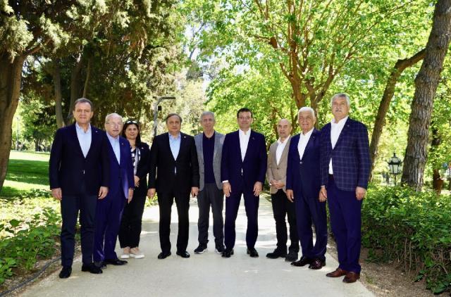 Melih Gökçek, CHP mitingine katılan Ekrem İmamoğlu ile Mansur Yavaş'ın tokalaşmadığı görüntüleri paylaştı Melih Gökçek, CHP mitingine katılan Ekrem İmamoğlu ile Mansur Yavaş'ın tokalaşmadığı görüntüleri paylaştı